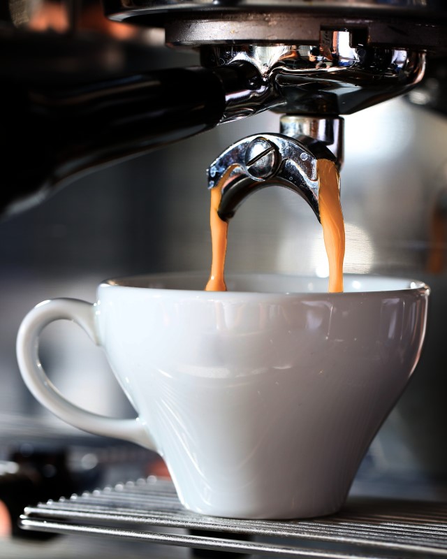 Unsere Kaffee­spezialitäten umfassen Espresso, Americano, Café Creme, Latte Macchiato, Flat White bis hin zu heißer Schokolade, Tee und Chai Latte.